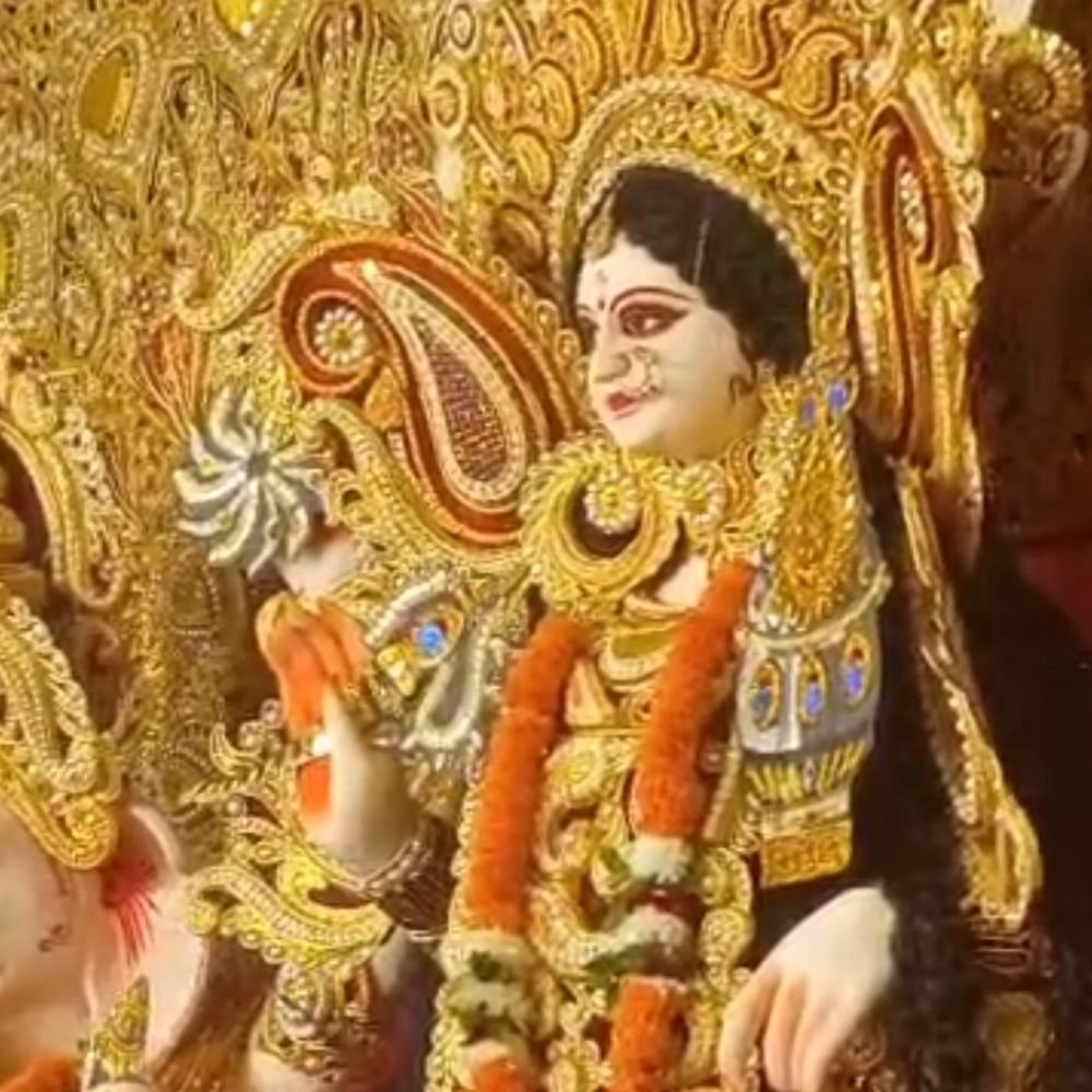 देवरिया में 151 महिलाएं करती हैं सामूहिक आरती:20 फीट ऊंचे पंडाल में स्थापित 12 फीट की मां दुर्गा की प्रतिमा बनी आकर्षण का केंद्र