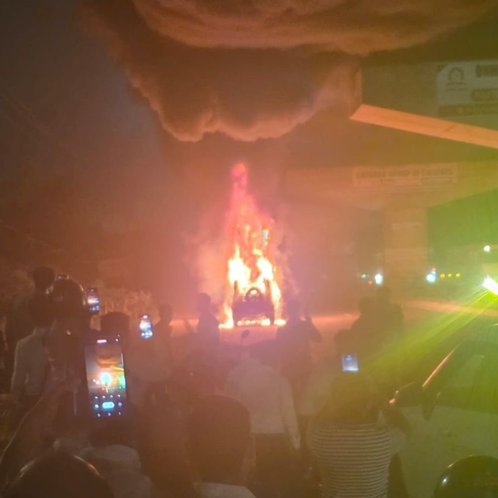 लखनऊ में चलती थार से उठने लगीं लपटें, VIDEO:दोस्तों के साथ जा रहा युवक उतरकर भागा, बीच सड़क आधे घंटे तक जलती रही गाड़ी