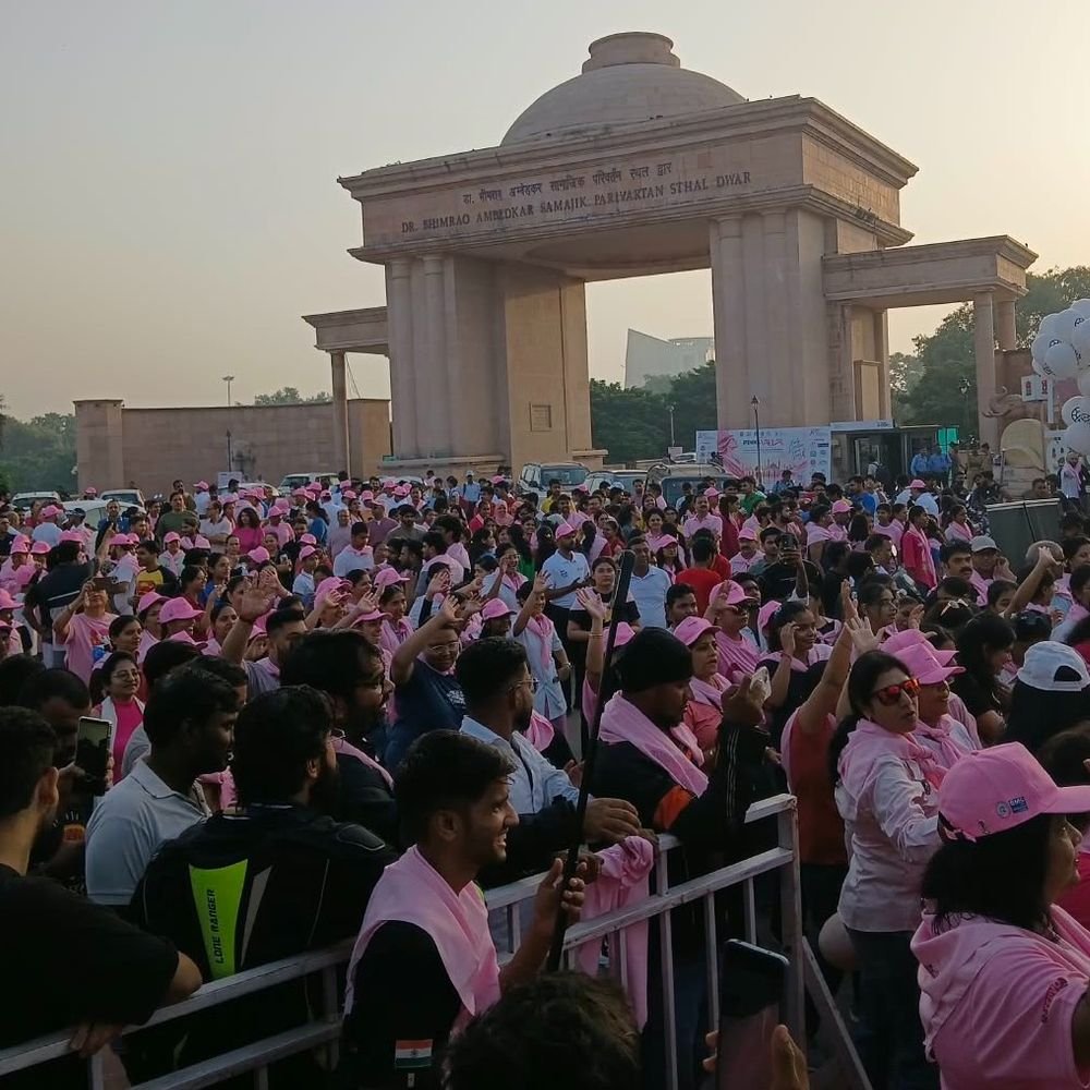 लखनऊ में स्तन कैंसर के खिलाफ पिंक वेव:अमरेश पूरी के गदर फिल्म कि कार भी दौड़ी, 12 विंटेज कार से कैंसर से लड़ने का दिया गए संदेश