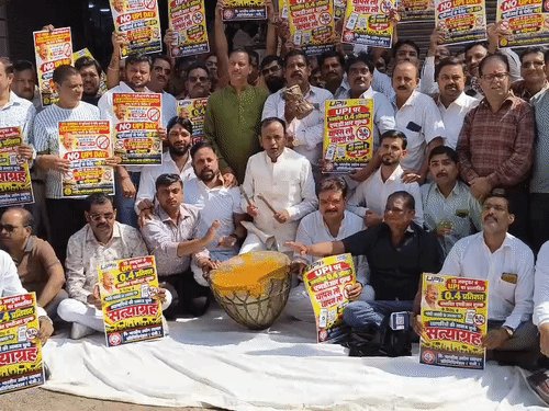 कानपुर में यूपीआई पर MDR शुल्क पर विरोध प्रदर्शन:व्यापारियों ने नगाड़ा और डमरू बजाकर किया विरोध प्रदर्शन; शुल्क वापस लेने की मांग