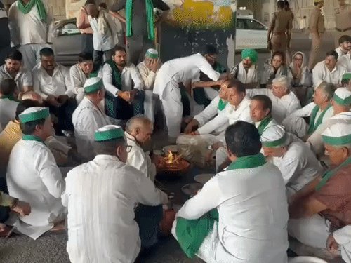 गाजीपुर बार्डर पर पुलिस की मौजूदगी में किसानों का हवन:2 अक्टूबर को क्रांति दिवस मनाते हैं किसान, 2018 में पुलिस ने बरसाई थीं लाठियां