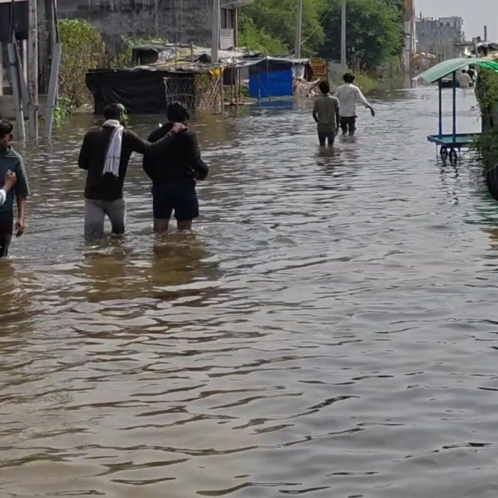 लखनऊ में बाढ़... 40 हजार घर प्रभावित, 5 फीट पानी:लोग घरों में ताला लगाकर पलायन को मजबूर, सीएम ने किया हवाई सर्वेक्षण