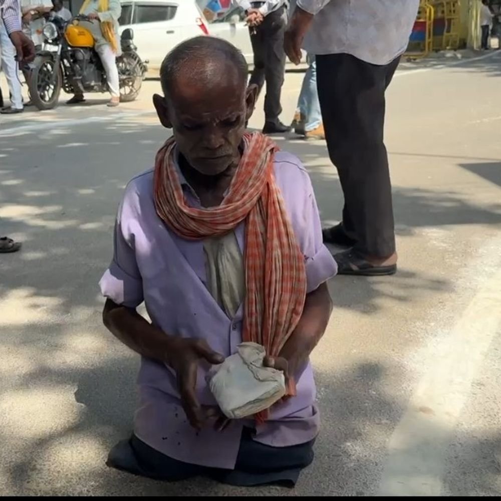बांदा में 12 साल से राशन कार्ड का इंतजार:दफ्तरों के चक्कर काट रहा दिव्यांग; बोला- कार्ड मिल जाएगा तो पेट की आग से कुछ बच जाऊंगा
