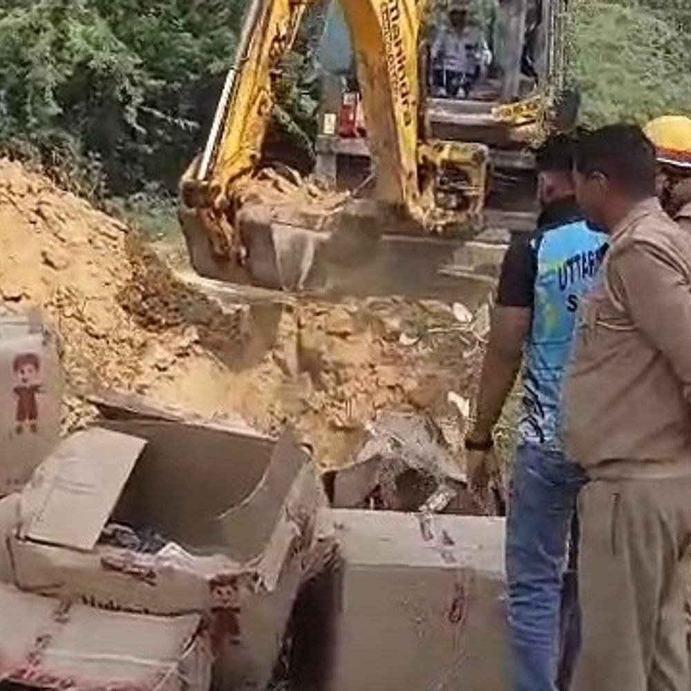 मथुरा में 457 किलो पटाखे नष्ट:न्यायालय के आदेश पर जब्त किया गया था