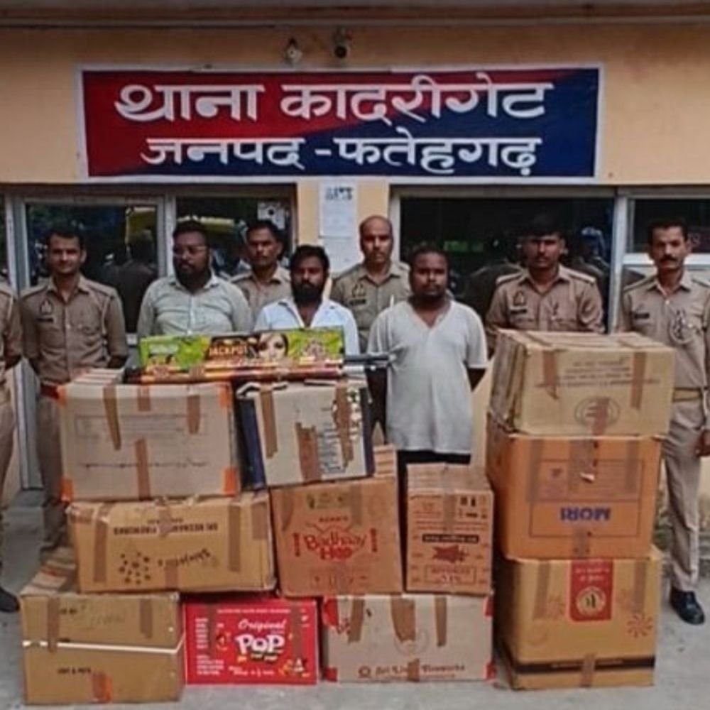 गैराज में छिपाकर रखी 11 गत्ते आतिशबाजी बरामद:फर्रुखाबाद में 3 गिरफ्तार, विस्फोटक अधिनियम में केस दर्ज