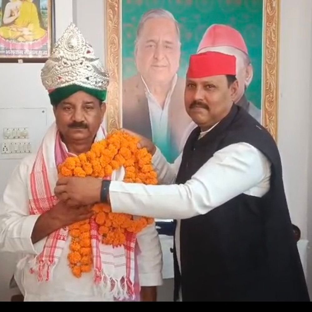 श्यामलाल पाल का जन्मदिन मनाया:पलिया के सपा नेताओं ने प्रदेश अध्यक्ष को चांदी का मुकुट पहनाकर किया सम्मानित