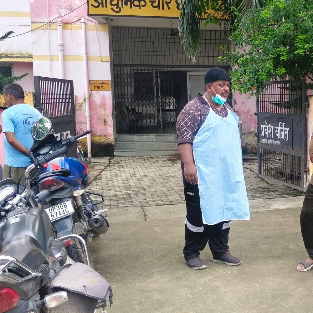 हरदोई में पेड़ से लटका मिला बुजुर्ग का शव:सुबह घर से निकले, गांव के बाहर मिली लाश; जांच जारी
