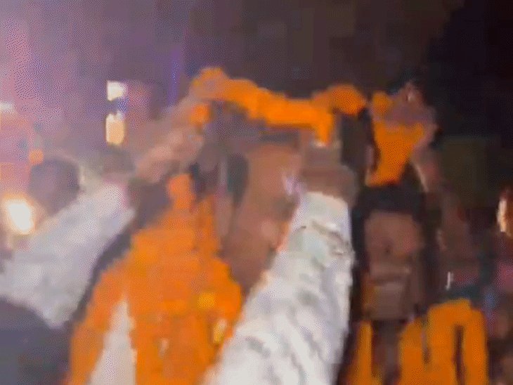 ध्रुव त्रिपाठी को समर्थकों ने कंधे पर उठाकर मनाया जश्न:गोरखपुर विश्वविद्यालय पर लगे 'योगी-मोदी जय श्रीराम' के नारे; देखें VIDEO