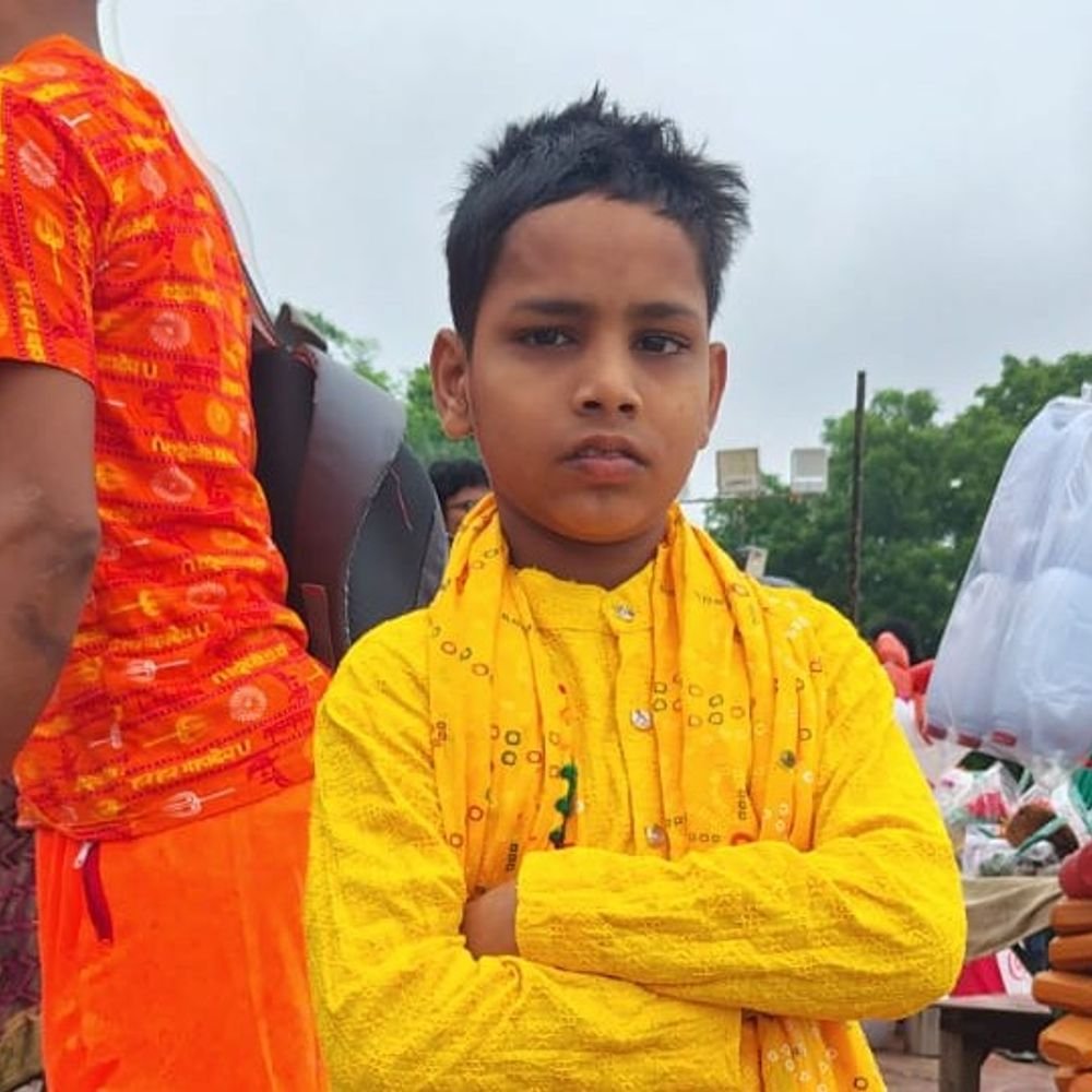 गाजीपुर के स्कूल में करंट लगने से बच्चे की मौत:स्कूल के ग्राउंड में खेलते समय गई जान, परिजनों का आरोप- टूटा तार ठीक होता तो बच जाती जान