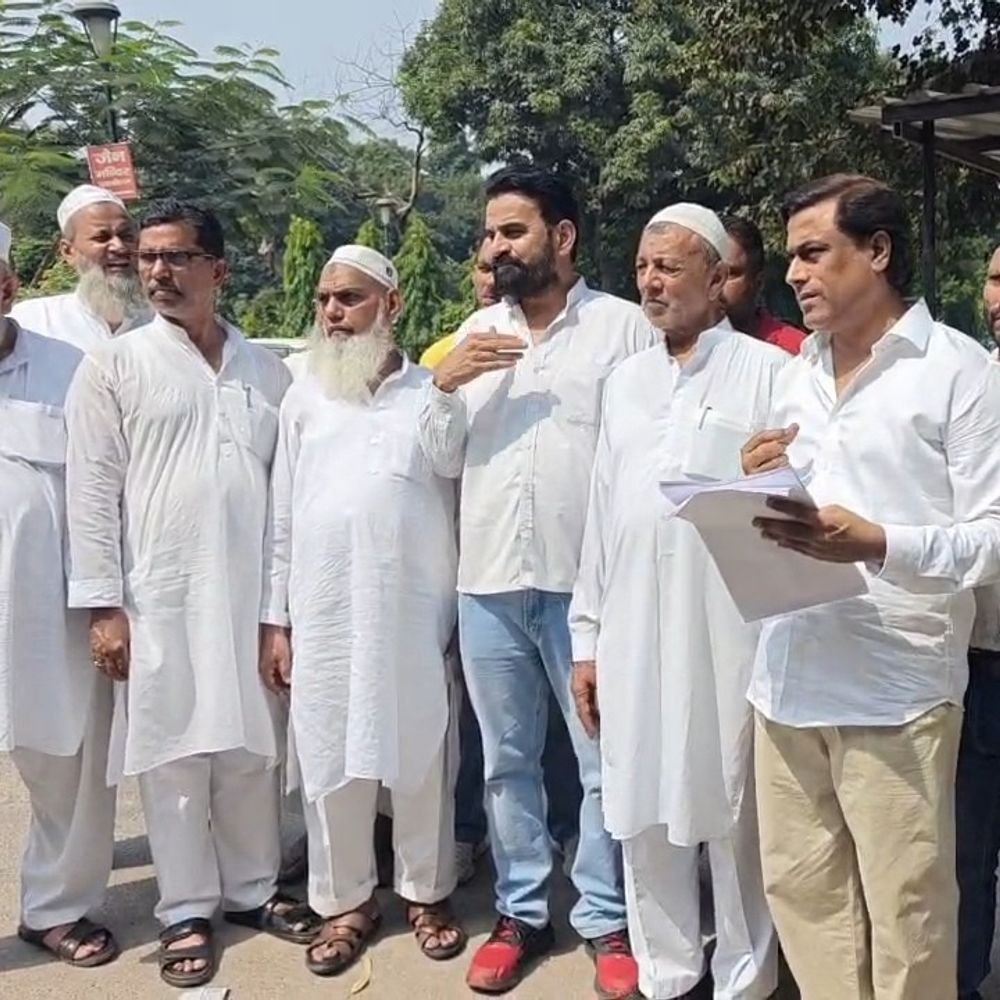 मेरठ में व्यापारियों पर दर्ज झूठे मुकदमे को लेकर प्रदर्शन:डीएम ऑफिस पहुंचे व्यापारी, बोले- प्रदीप जोशी ने दर्ज कराया फर्जी केस; निष्पक्ष जांच की मांग
