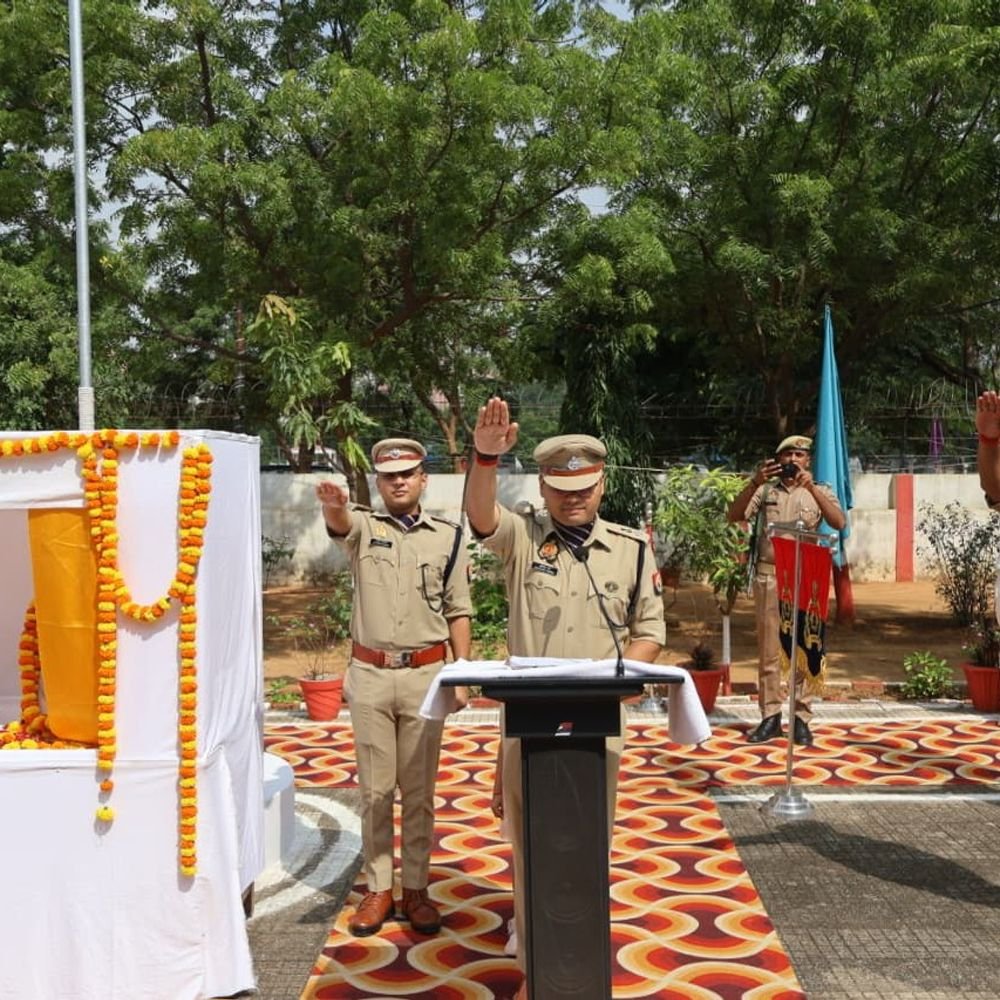 सोनभद्र पुलिस ने गांधी-शास्त्री जयंती पर लिया संकल्प:एसपी ने सत्यनिष्ठा और सेवा भावना से काम करने की शपथ दिलाई