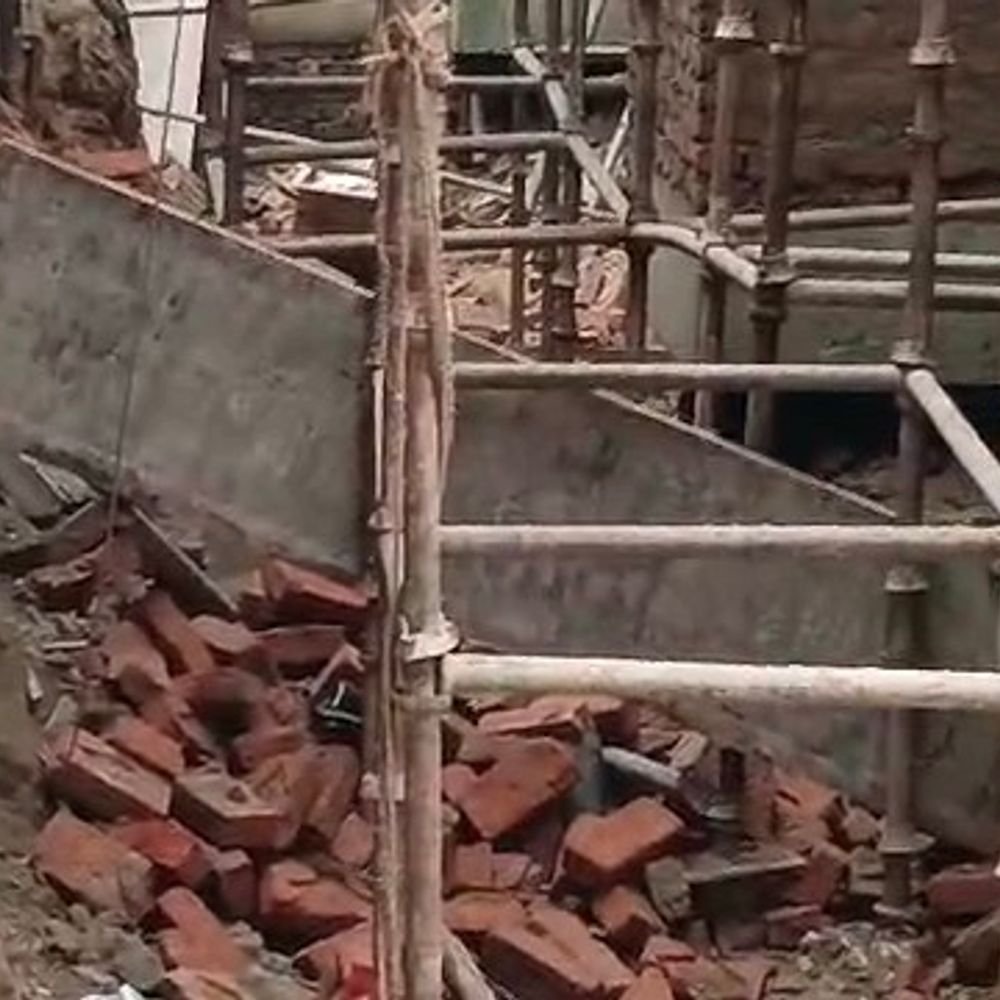 नगर निगम कार्यालय में दीवार-शेड गिरने से मौत:खुल्दाबाद में खुर्शीद की मलबे में दबकर जान गई, ठेकेदार पर कार्रवाई की मांग