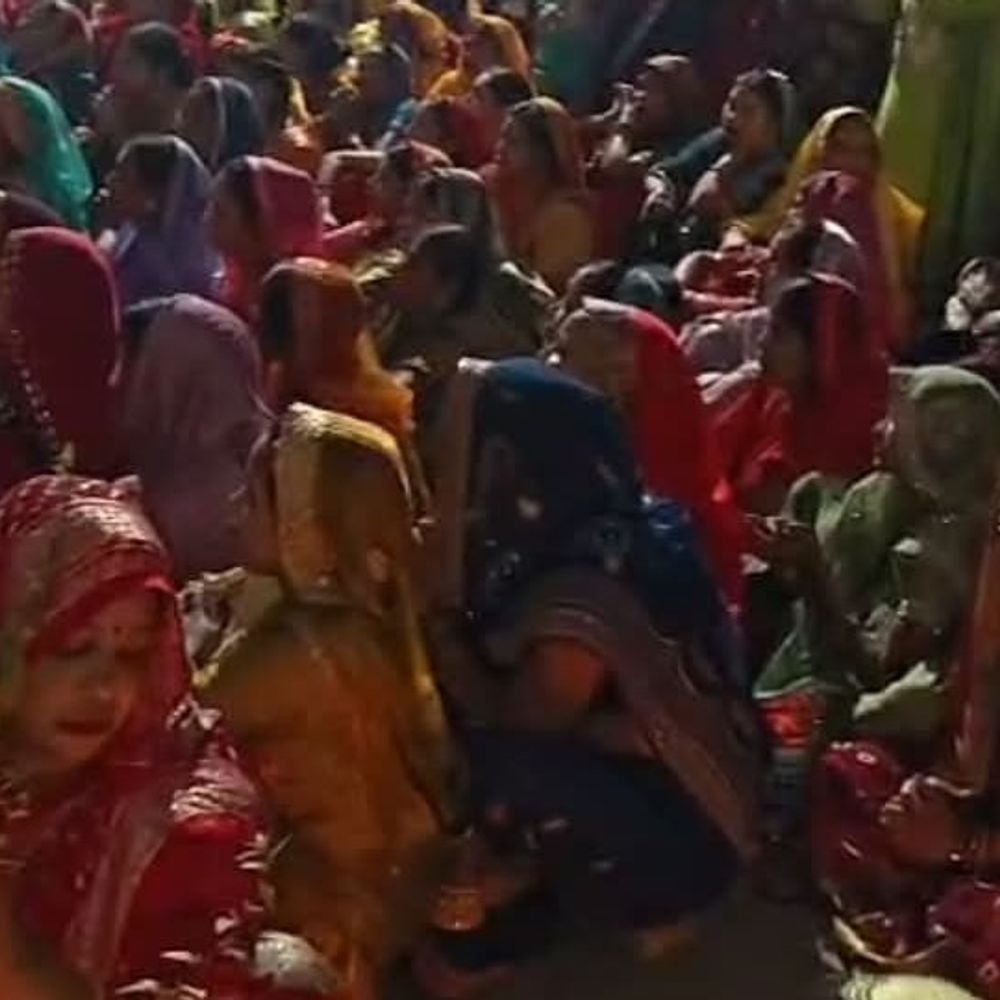 पडरौना में जीउतिया पर्व:चित्रकूट धाम पोखरा में माताओं ने विधि-विधान से की पूजा
