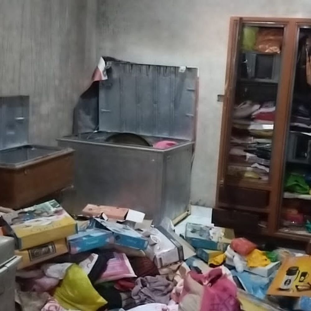 पुलिस चौकी के सामने लाखों के जेवर-नकदी चोरी:कानपुर देहात के सिकंदरा में दो घरों से लाखों के जेवर-नकदी पार, बंद मकान भी निशाना