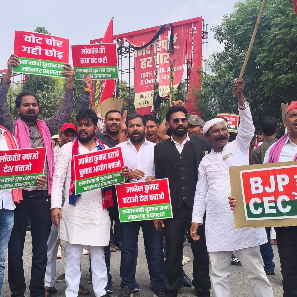 प्रयागराज में ज्ञानेश कुमार के खिलाफ 13 नारे लगाए:सपाइयों ने पूरे शहर में प्रदर्शन किया, तख्तियां लहराईं और पुतला फूंका