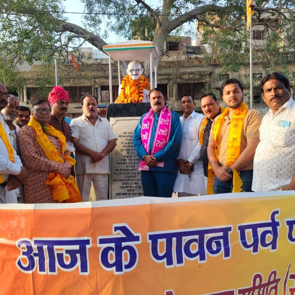 मथुरा में महापुरुषों को नमन:महात्मा गांधी की प्रतिमा पर माल्यार्पण कर दिया श्रद्धांजलि