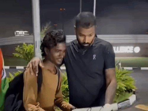 लखनऊ के जबरा फैन से मिले हार्दिक पंड्या:2 महीने से पैदल ट्रैवल कर रहा था, पंड्या मिले तो बताई अपनी कहानी