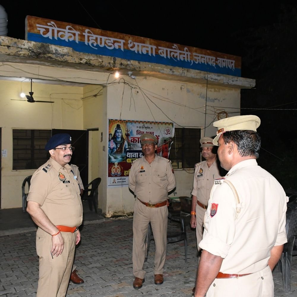 बागपत एसपी ने रात में चौकी का औचक निरीक्षण किया:पुलिसकर्मियों को चेकिंग और असामाजिक तत्वों पर नजर रखने के निर्देश दिए