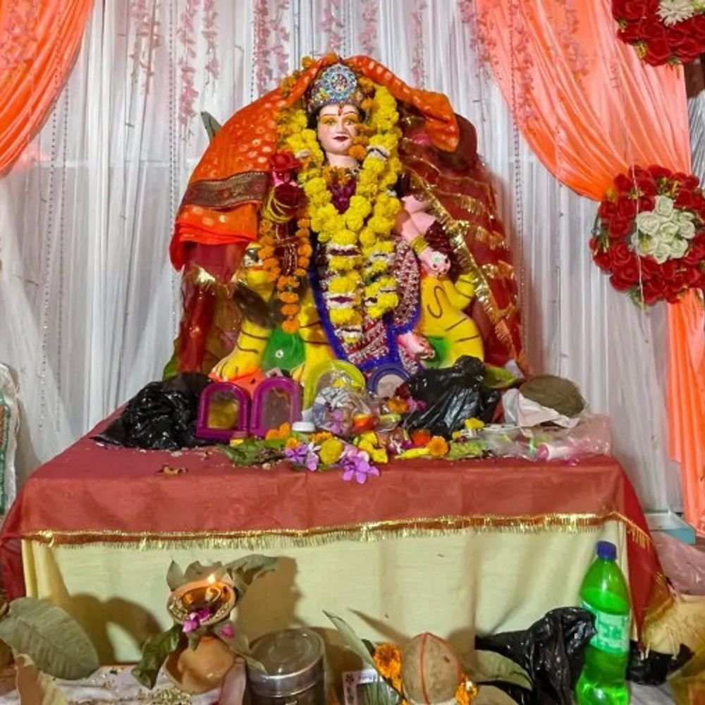 बौसर के दुर्गा मंदिर में भक्तिमय माहौल:सैकड़ों साल पुराने मंदिर में मां दुर्गा की आरती, जयकारों से गूंजा परिसर