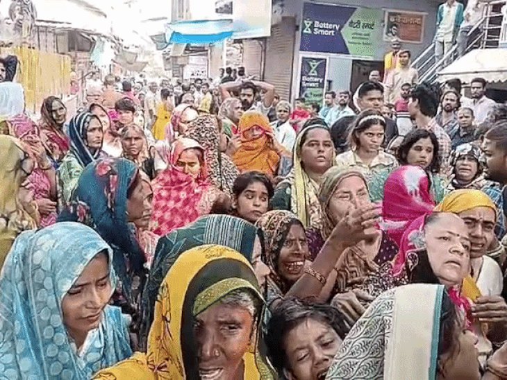 छापे के दौरान तीसरी मंजिल से गिरा युवक:मौत के बाद भड़के परिजन; पुलिस पर छत फेंकने का आरोप