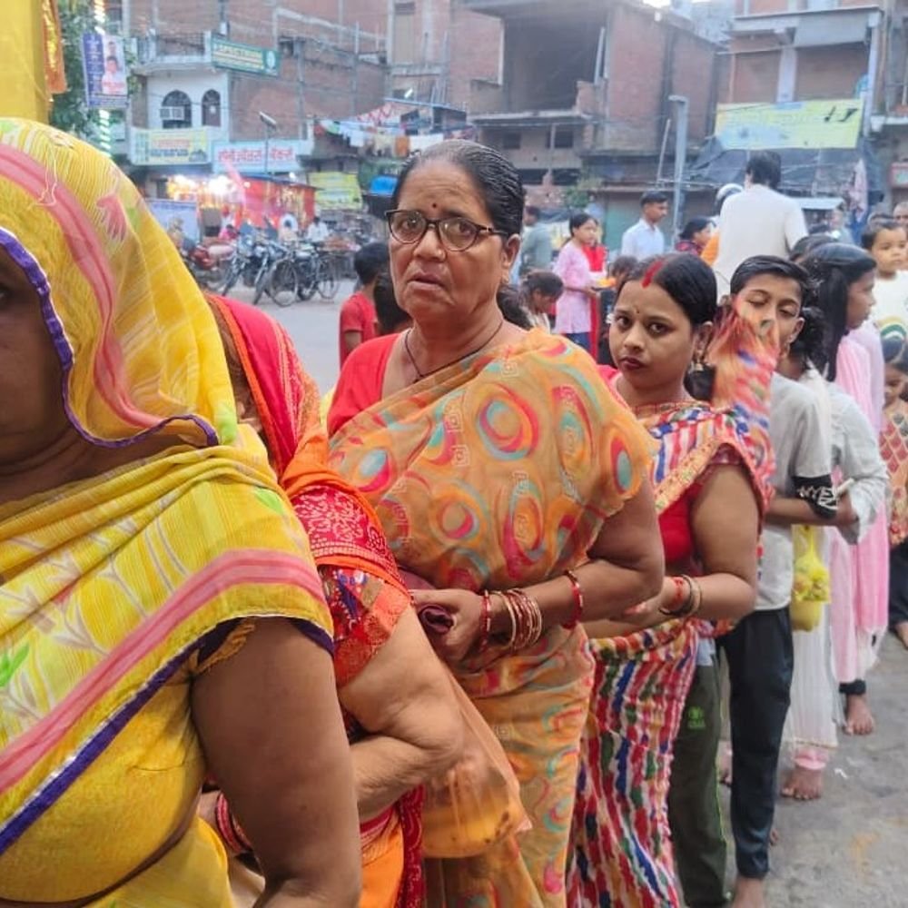 नवरात्रि शुरू, मंदिरों में गूंजे जय माता दी के जयकारे:उन्नाव में भक्तों ने किए मां शैलपुत्री के दर्शन, बाजार में बढ़ी पूजन सामग्री की कीमतें