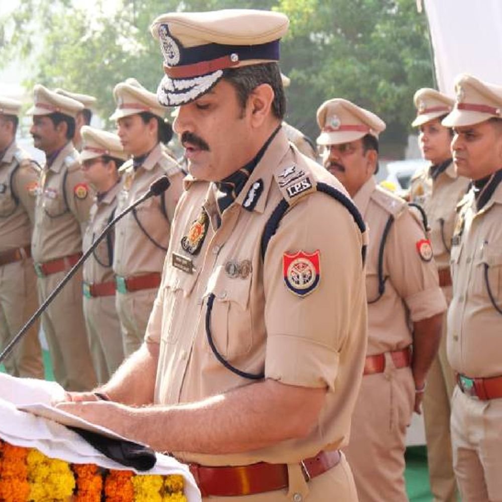झांसी IG ने अमर शहीदों को दी विनम्र श्रद्धांजलि:पुलिस लाइन में पुलिस स्मृति दिवस पर कार्यक्रम, एसएसपी समेत अन्य अधिकारी रहे मौजूद