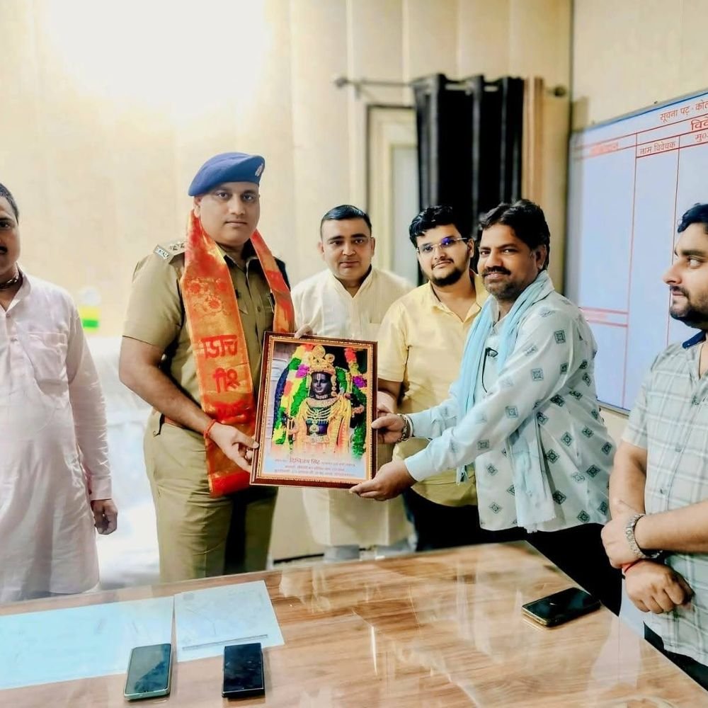 चांदी लूट के खुलासे पर पुलिस का सम्मान:लूटी चांदी बरामद होने पर आदर्श व्यापारी एसोसिएशन ने पुलिस को सम्मानित किया
