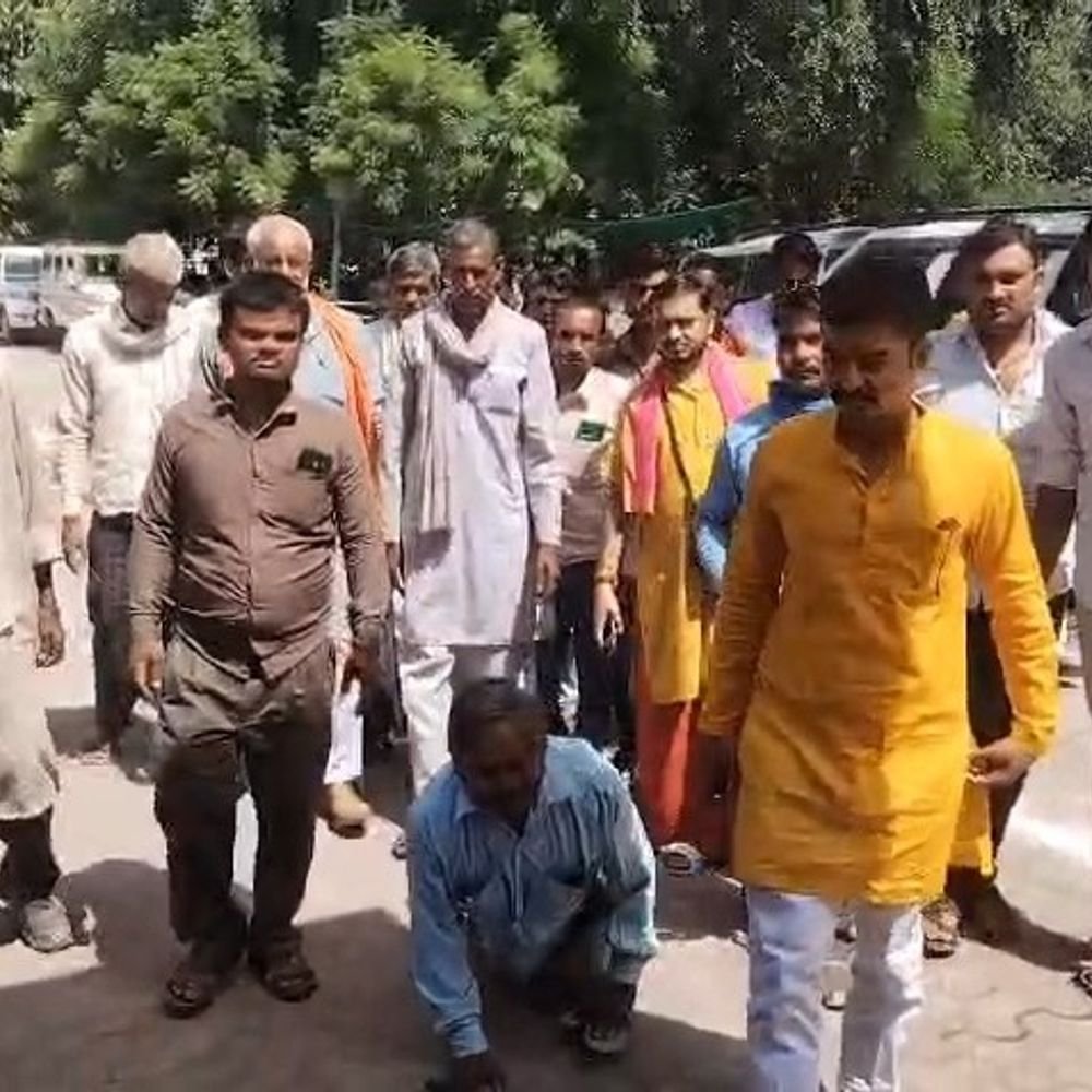 पहाड़ पर नियम विरुद्ध ब्लास्टिंग से ग्रामीणों में गुस्सा:महोबा में डीएम से शिकायत कर तुरंत रोक लगाने की मांग, जांच के आदेश