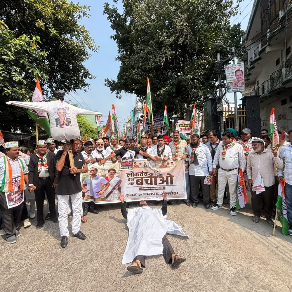 अमरोहा में कांग्रेस का प्रदर्शन:काले कपड़े पहनकर, काली पट्टी बांधकर और जमीन पर लेटकर विरोध जताया,CEC के इस्तीफे की मांग