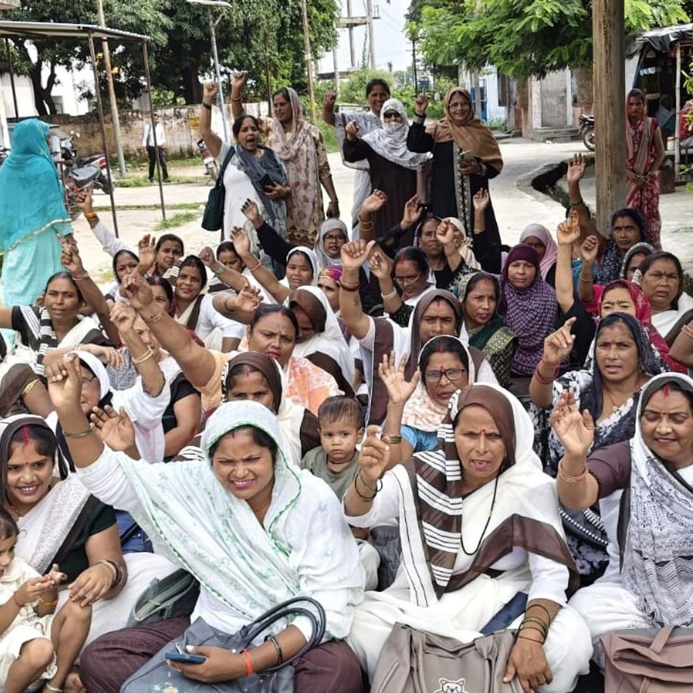 पीलीभीत में आशा-संगिनी कार्यकत्रियों का धरना:अमरिया CHC में लंबित मानदेय और 13 सूत्रीय मांगों को लेकर प्रदर्शन