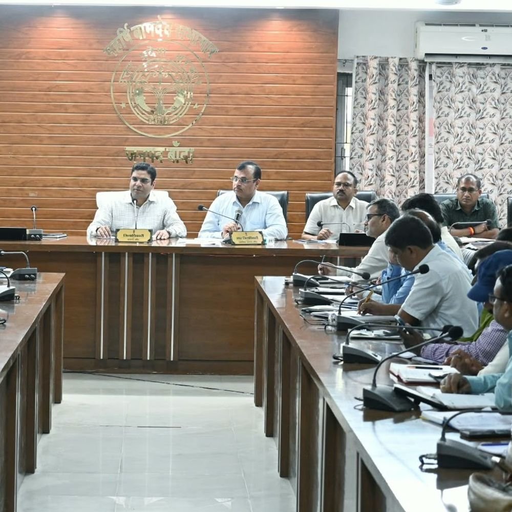 बांदा में IG​​RS की खराब रैंकिंग पर डीएम नाराज:36 अधिकारियों को 2-3 दिन में सुधार के निर्देश, लापरवाही पर होगी कार्रवाई