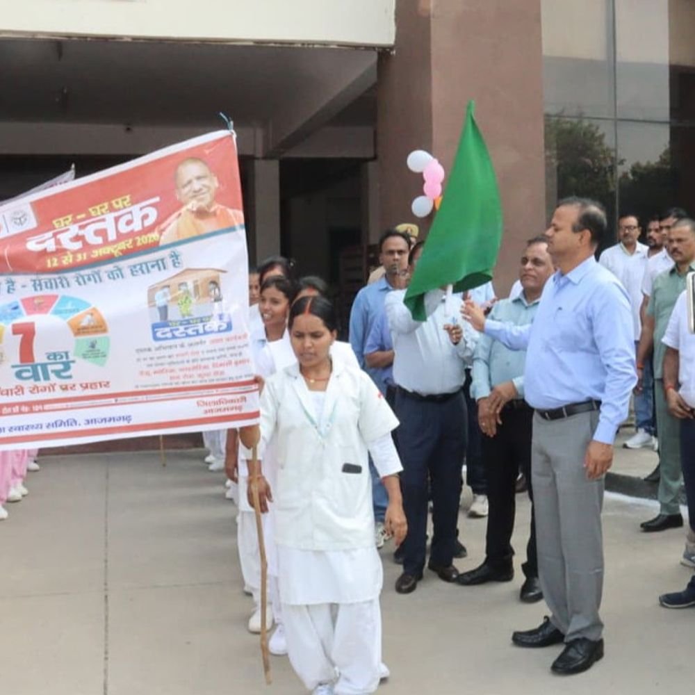 आजमगढ़ में संचारी रोग की निकाली गई रैली:डीएम रविंद्र कुमार बोले जिला प्रशासन के साथ-साथ जन सहभागिता जरूरी
