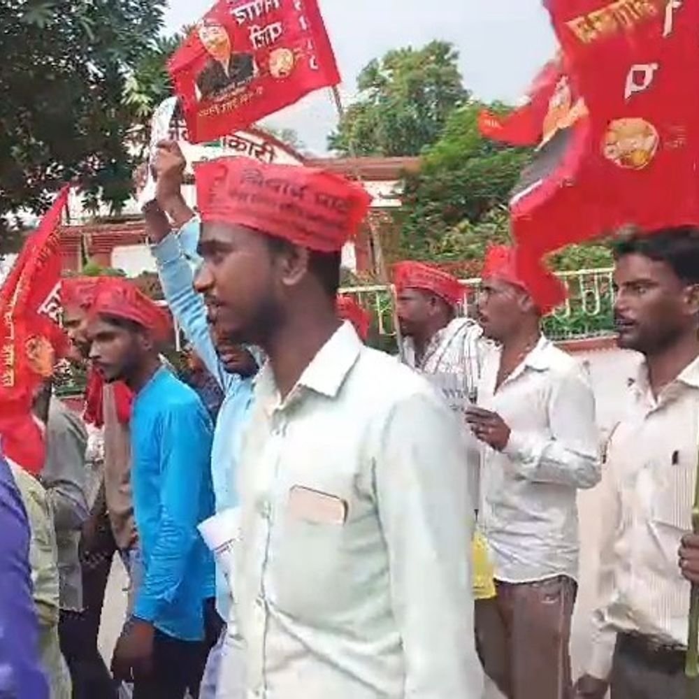 संजय निषाद को मारने की धमकी के विरोध में प्रदर्शन:निषाद पार्टी कार्यकर्ताओं ने किया प्रदर्शन, DM-SP को सौंपा ज्ञापन
