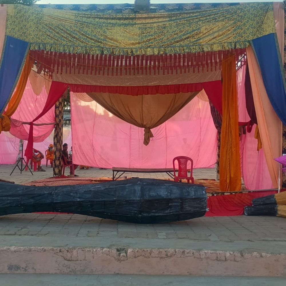 गोंडा में 10 से अधिक जगहों पर होगा रावण दहन:कर्नलगंज में 50 फीट का रावण जलेगा, पुतलों के अवशेष लेने उमड़ेंगे लोग