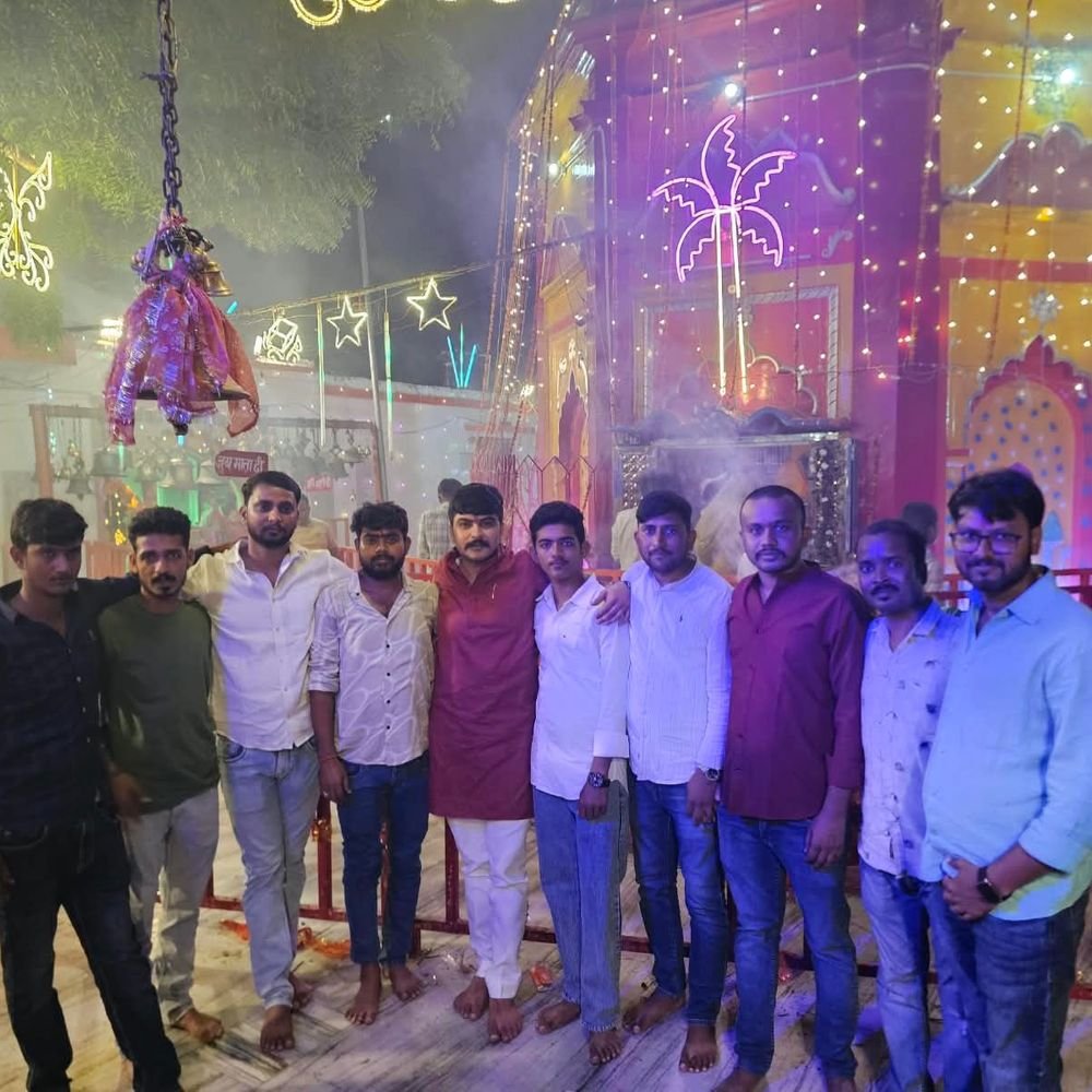 दुर्गन धाम में प्रसाद वितरण:युवा नेता ने बांटा केले का प्रसाद, मां के जयकारों से गूंजा परिसर