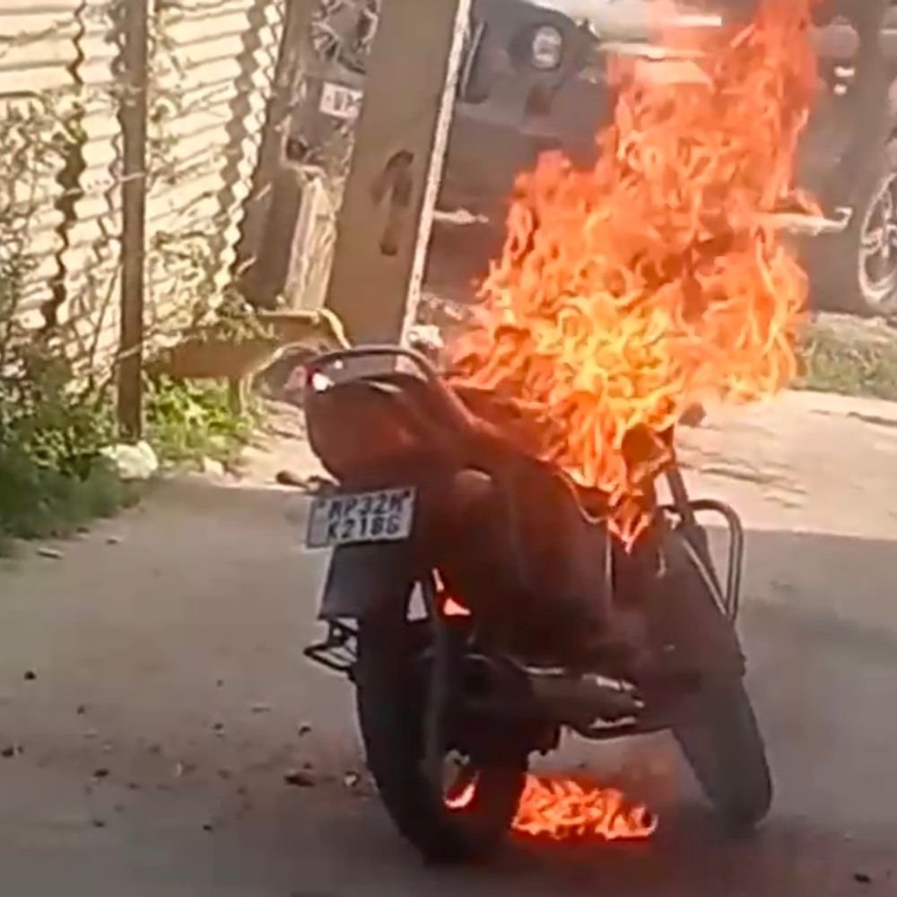 चलती बाइक में लगी आग, VIDEO:देखते ही देखते जलकर खाक: युवक ने रोककर बुझाने की कोशिश की