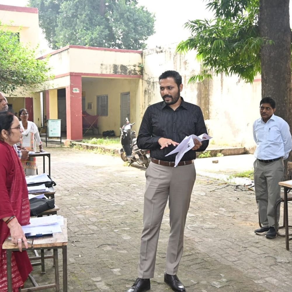 बुलंदशहर में मतदाता सूची में नाम जोड़ने को विशेष अभियान:छूटे नाम जोड़ने के लिए मतदान केंद्रों पर कैंप लगाए जा रहे