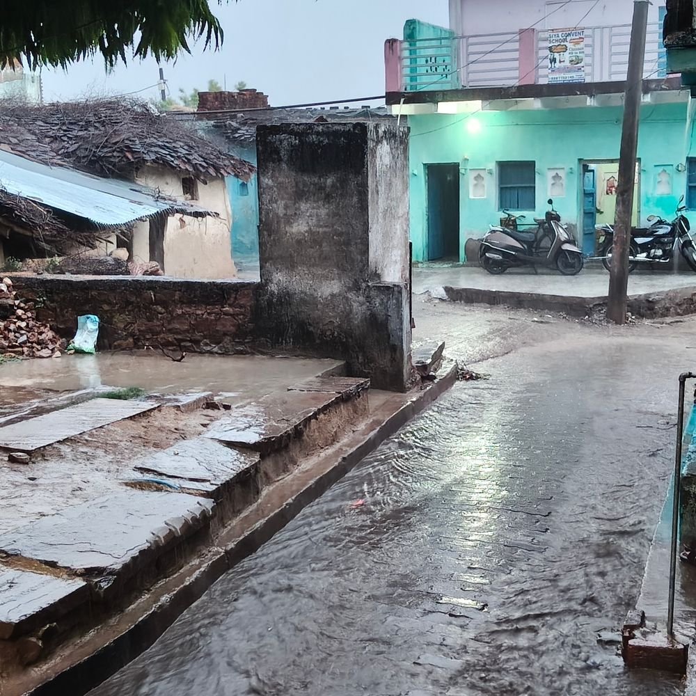 चित्रकूट में 30 किमी की रफ्तार से चलीं हवाएं:बारिश से फसलों पर संकट, किसानों को कृषि विभाग की सलाह