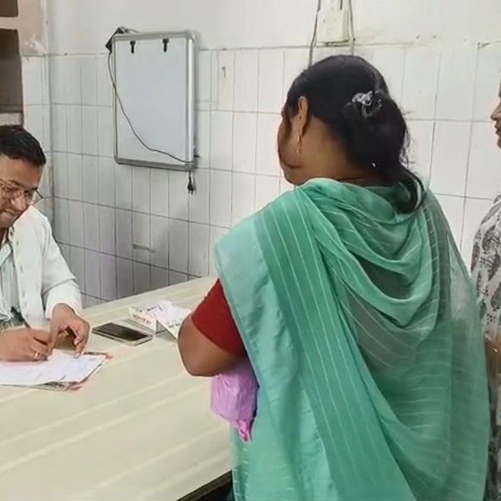 महोबा के जिला अस्पताल की ओपीडी में मरीजों की भीड़:दलते मौसम में वायरल बुखार का बढ़ा प्रकोप, 646 से ज्यादा मरीज पहुंचे अस्पताल