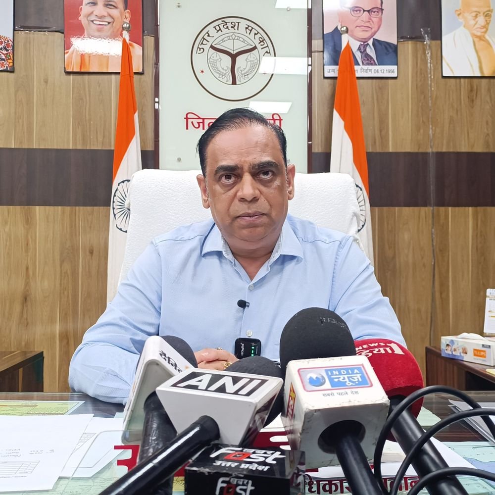 जालौन में PET-2026 परीक्षा की तैयारी तेज:29,952 अभ्यर्थी 12 केंद्रों पर देंगे एग्जाम, डीएम ने दिए निर्देश
