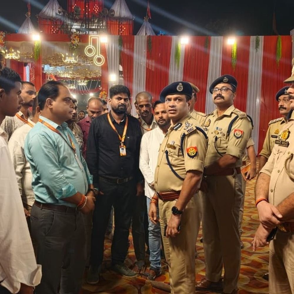 देवरिया में डीआईजी ने की अपराध समीक्षा:त्योहारों पर सुरक्षा बढ़ाने के निर्देश, नवरात्रि पंडाल में पैदल गश्त कर परखी व्यवस्था