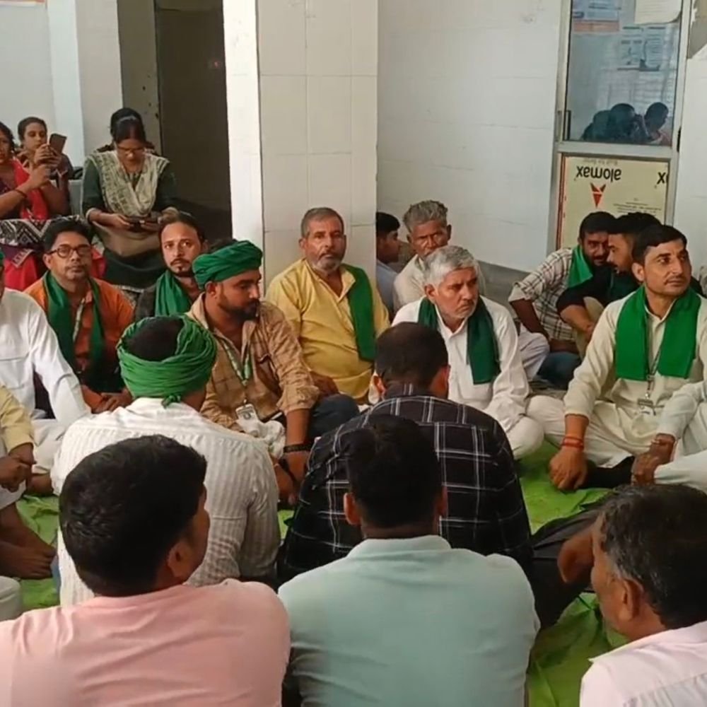 बिजनौर में स्वास्थ्य व्यवस्थाओं को लेकर भाकियू प्रधान का प्रदर्शन:CMO कार्यालय पर धरना, मनमानी पर रोक की मांग