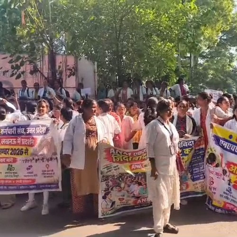 बृजेश पाठक के आवास का घेराव करने पहुंचीं महिला ANM:छह दिन से कर रहीं प्रदर्शन, स्थायी नियुक्ति और समान काम-समान वेतन की मांग, पुलिस ने हटाकर इको गार्डन भेजा