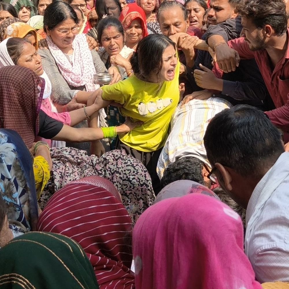 आगरा में डीसीएम की चपेट में आने से छात्रा खुशबू:पोस्टमार्टम के बाद घर पहुंचा शव, छोटी बहन का रो-रोकर बुरा हाल; सहेली जख्मी