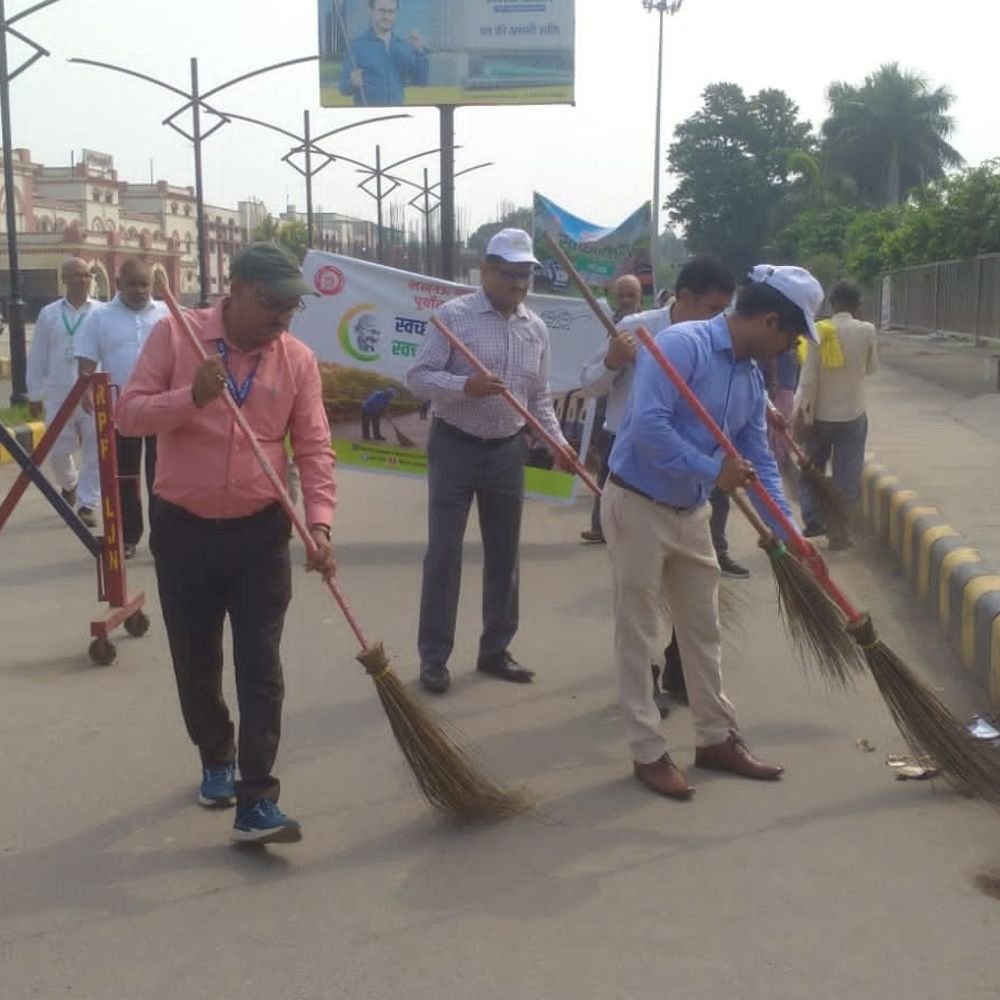 गोरखपुर में स्वच्छता व जागरूकता कार्यक्रम:रेलवे स्टेशन, प्लेटफार्म पर साफ-सफाई की गई
