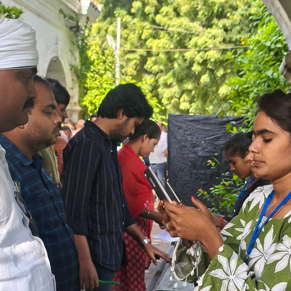 UPPSC स्वास्थ्य शिक्षा अधिकारी परीक्षा शुरू:1.24 लाख अभ्यर्थी दे रहे एग्जाम, 10 जिलों के 286 केंद्रों पर 3-लेयर जांच