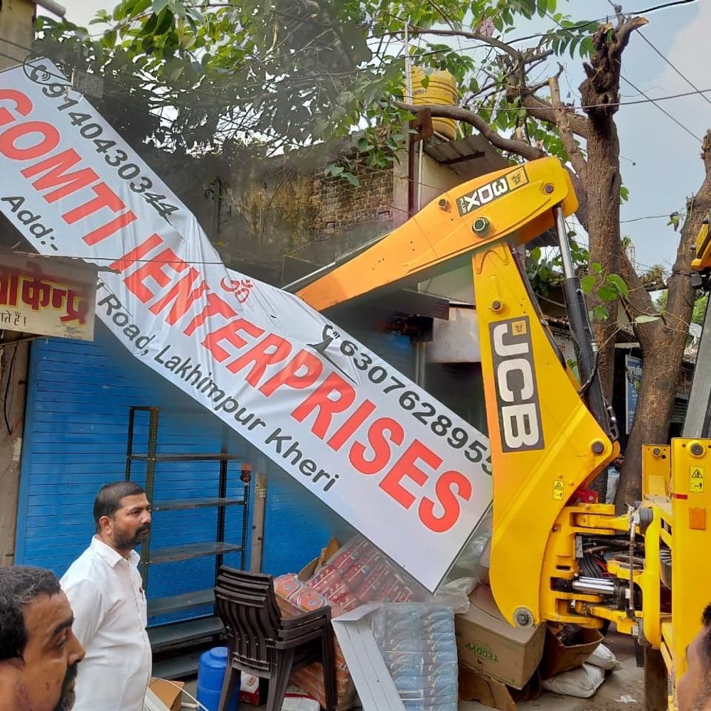 लखीमपुर में नजूल की जमीन पर बनी दुकान ध्वस्त:नगर पालिका ने JCB से गिराया निर्माण; पहले भी हटाया गया था, दोबारा बना दी गई थी दुकान