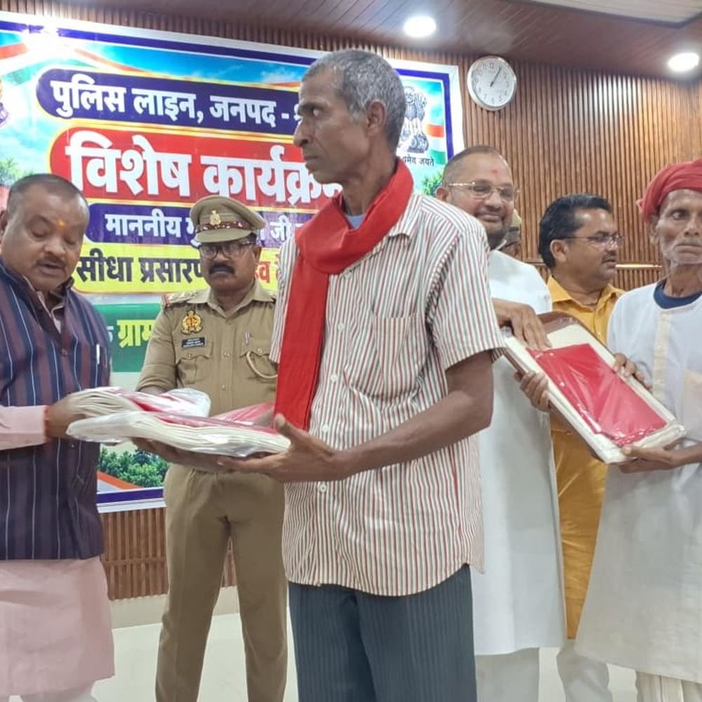 श्रावस्ती में 300 ग्राम प्रहरी सम्मानित, मानदेय 1000 रुपए बढ़ा:5 लाख तक कैशलेस इलाज भी, अधिकारी बोले- आपराधिक घटना की सूचना तत्काल पुलिस को दें