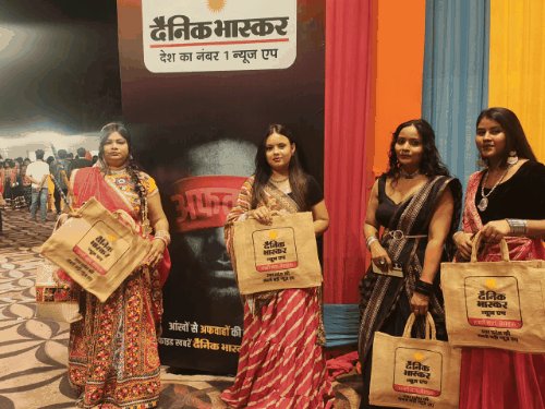 कानपुर में डांडिया नाइट के बीच प्लास्टिक मुक्त अभियान:दैनिक भास्कर ने जूट के थैले बांटे, युवाओं ने ली सेल्फी