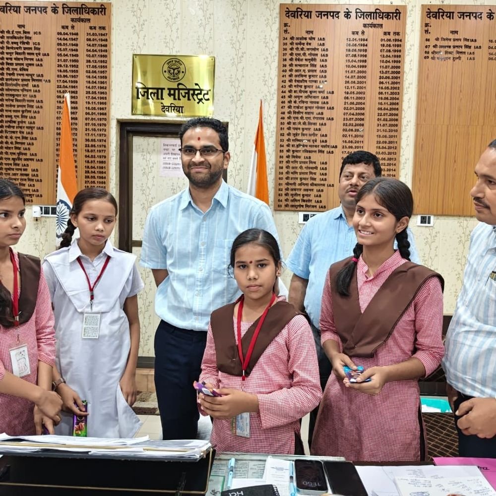 चार छात्राएं एक दिन के लिए बनीं डीएम:देवरिया में जनसुनवाई कर शिकायतें सुनीं, अधिकारियों से कामकाज सीखा